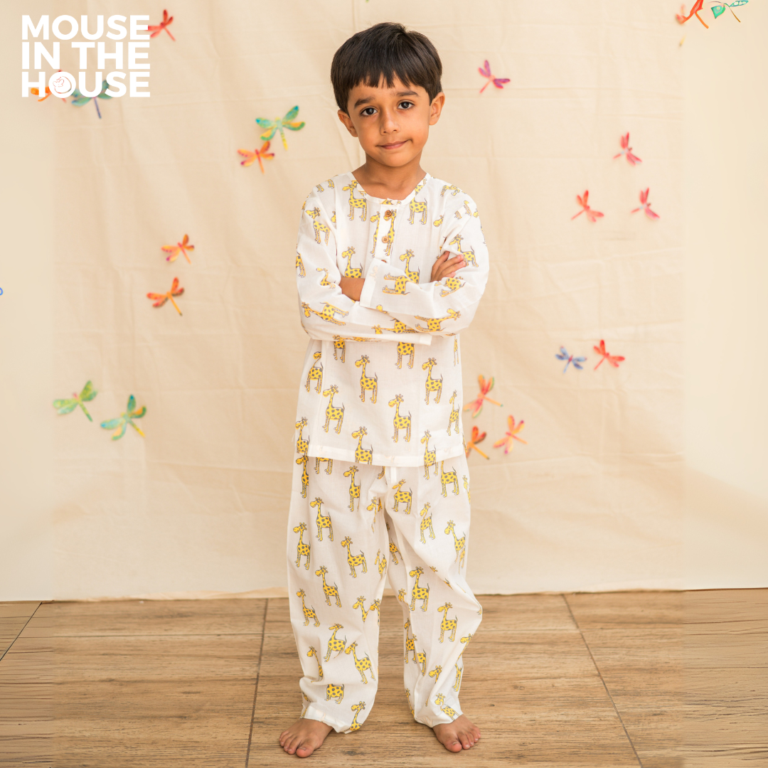 The Curious Giraffe - Unisex Nightdress