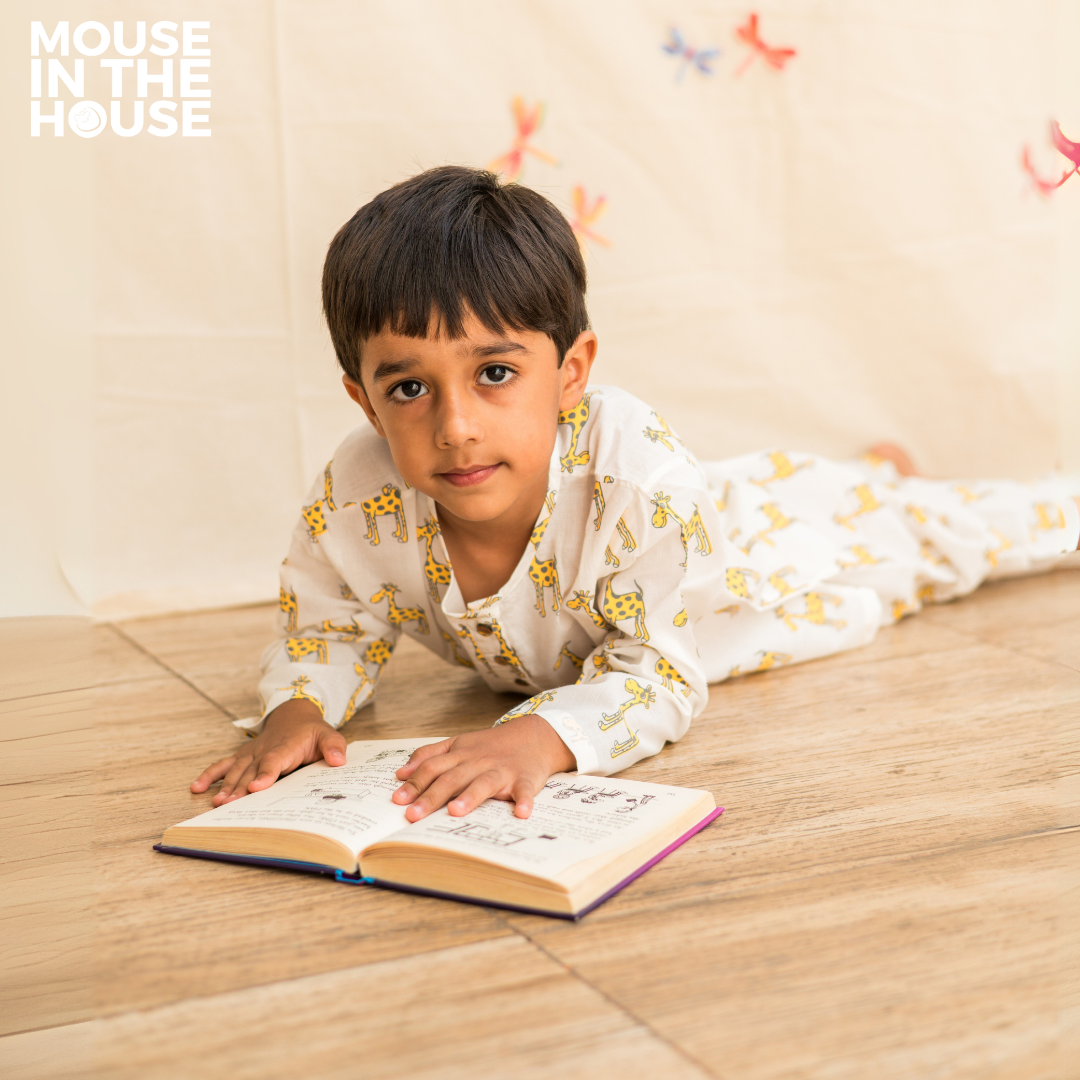 The Curious Giraffe - Unisex Nightdress