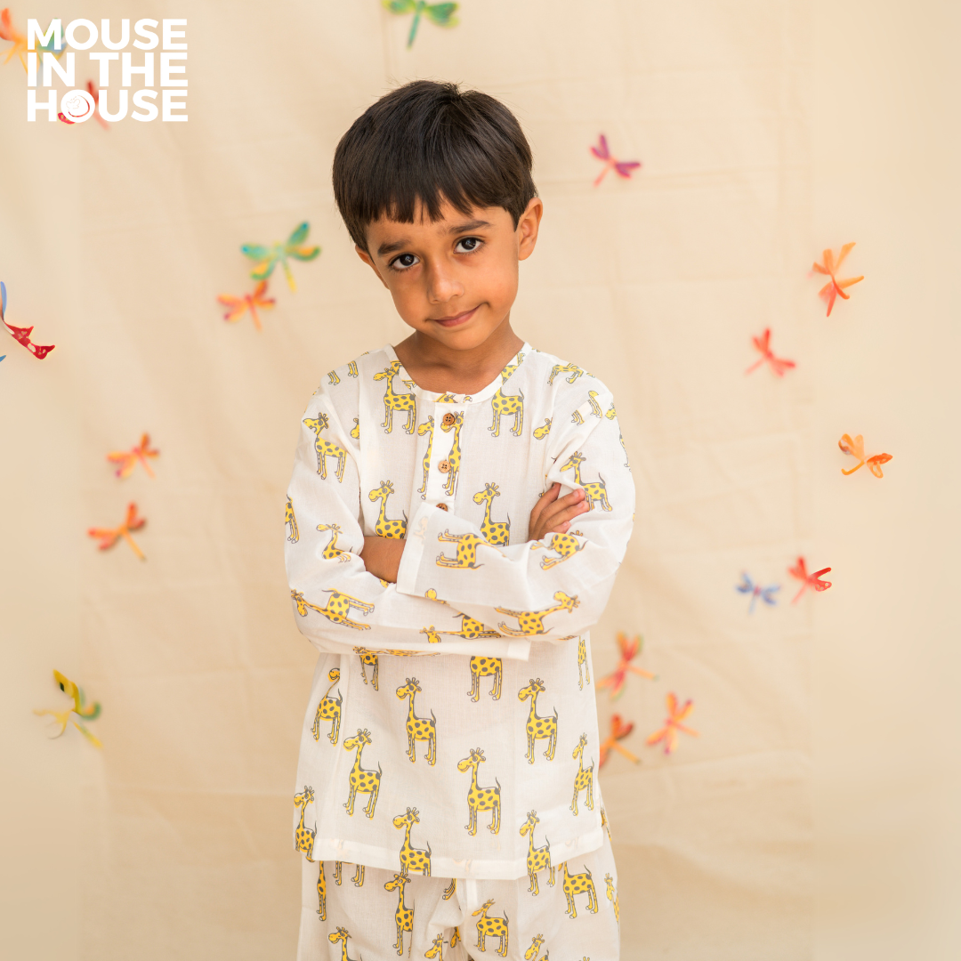 The Curious Giraffe - Unisex Nightdress